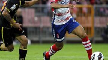 <b>DISPUTA. </b>Zuculini corre tras Iriney, que conduce el bal¨®n, en una jugada del partido disputado ayer en Los C¨¢rmenes.