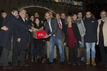 Elizegi, con entusiastas colaboradores y parte de su plancha