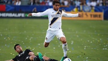 Jonathan Dos Santos es derribado