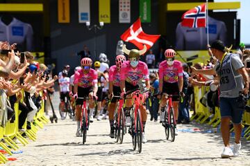 La última etapa del Tour en territorio danés contó con el protagonismo de Rigoberto Urán, quien utilizó un casco y un martillo vikingo.