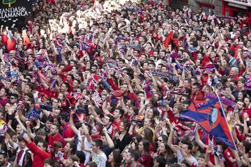 Los aficionados rojillos celebraron en el ayuntamiento de Pamplona el ascenso a Primera División.