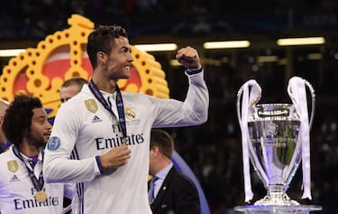 Armed Spanish tax agency operatives inspect Cristiano's yacht