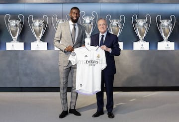 El defensa alemán ha sido presentado como nuevo jugador del Real Madrid de la mano del presidente Florentino Pérez.  
