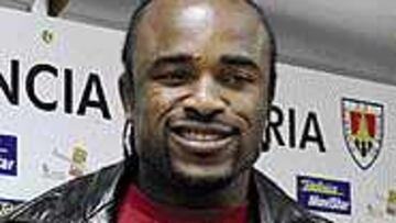 <B>PRESENTACIÓN</B>. Patrick Suffo prometió goles en su presentación ayer por la entidad soriana.