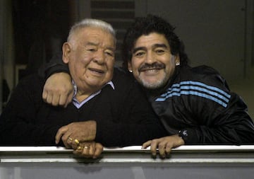 14 de junio de 2012, el ex futbolista argentino y entrenador del Al Wasl de Emiratos Árabes Unidos, Diego Maradona (derecha) abraza a su padre "Don Diego" antes del inicio de la semifinal de la ida de la Copa Libertadores 2012 entre Argentina. Boca Juniors y Universidad de Chile en el estadio "La Bombonera" 