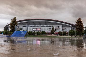 El aviso de la AEMET de alerta roja por previsión de lluvias torrenciales en Madrid obligó a suspender el encuentro entre el Atlético de Madrid y el Sevilla. Descubre en esta galería cómo se encuentra las inmediaciones del estadio.