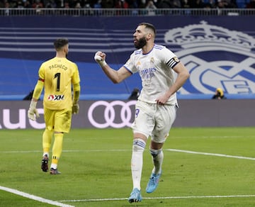 3-0. Karim Benzema celebra el tercer gol que marca de penalti.