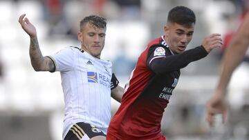 Simón Moreno trata de zafarse del marcaje de Juanma.
