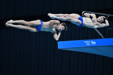 Los estadounidenses David Dinsmore y Brandon Loschiavo compiten en la prueba masculina de salto de plataforma de 10 metros en la Copa del Mundo de saltos de la FINA, que se disputa en Tokio y que sirve también para la clasificación de los Juegos Olímpicos que se disputarán este próximo verano en la capital japonesa.