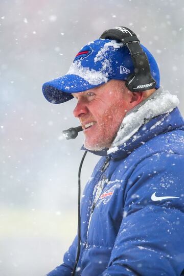 El New Era Field de Buffalo se pintó de blanco con la espectacular nevada que cayó en el juego entre los Indianapolis Colts y los Buffalo Bills. El juego terminó 13-7 en favor de los Bills. La temperatura estaba en -2 grados centígrados con vientos de 29 kilómetros por hora.