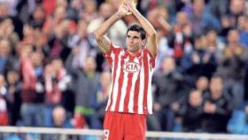 <b>OVACIÓN. </b>Reyes aplaudió el martes al Calderón al ser sustituido.