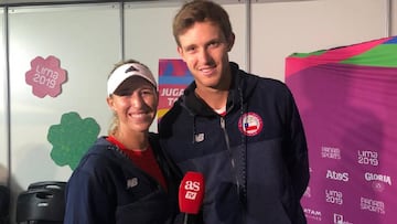 Alexa Guarachi y Nicol&aacute;s Jarry posan con el micr&oacute;fono de AS.