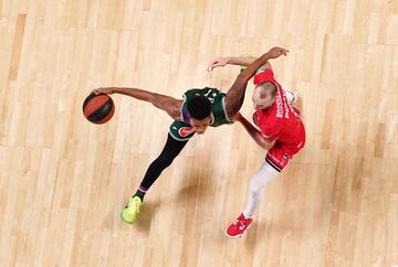 Cristiano Felicio en gancho.