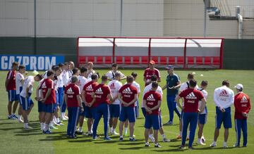 Rusia recibe la visita de Guus Hiddink en el entrenamiento