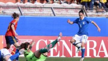 Giulia Domenichetti desperdicia una ocasi&oacute;n de gol para Italia.
