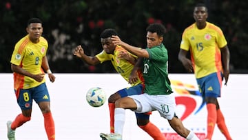 Colombia's forward #20 John Monta�o and Bolivia's forward #10 Moises Paniagua fight for the ball next to Colombia's midfielder #08 Royner Benitez and midfielder #15 Yeimar Mosquera during the 2025 South American U-20 football championship match between Colombia and Bolivia at the Misael Delgado stadium in Valencia, Carabobo state, Venezuela on January 30, 2025. (Photo by Juan BARRETO / AFP)