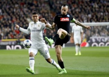 Casemiro y Hamsik.