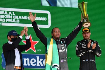 Lewis Hamilton celebra la victoria en el podio. 