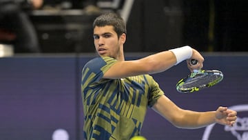 Basel (Switzerland Schweiz Suisse), 26/10/2022.- Spain's Carlos Alcaraz in action during his match against Botic van de Zandschulp from the Netherlands at the Swiss Indoors tennis tournament in Basel, Switzerland, 26 October 2022. (Tenis, Países Bajos; Holanda, España, Suiza, Basilea) EFE/EPA/GEORGIOS KEFALAS
