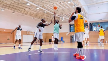 Andrés Feliz, base del Madrid, lanza ante Xavier Rathan-Mayes y Sergio Llull.