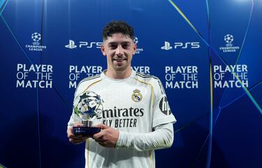 Federico Valverde posa con el trofeo Player of the Match, mejor jugador del partido.