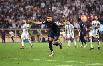 Minuto 80 de la final del Mundial. Argentina gana 2-0 y domina el partido contra una Francia que no se acercaba a la meta defendida por Emiliano Martínez. Dos minutos después, dos goles de Mbappé empataron el partido y lo mandaron a la prórroga. En la prórroga anotó de penalti el empate a tres y el partido se fue a la tanda de penaltis...