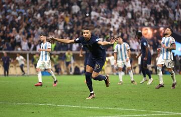 Minuto 80 de la final del Mundial. Argentina gana 2-0 y domina el partido contra una Francia que no se acercaba a la meta defendida por Emiliano Martínez. Dos minutos después, dos goles de Mbappé empataron el partido y lo mandaron a la prórroga. En la prórroga anotó de penalti el empate a tres y el partido se fue a la tanda de penaltis...

