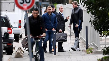 Loik Jammes y Chris Farrell llegan a la comisaría de Grenoble tras ser acusados de un presunto delito de violación a una joven.