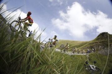 El pelotón durante la decimotercera etapa de la Vuelta Ciclista a España 2014, entre Belorado (Burgos) y Cabárceno (Cantabria), con un recorrido de 188,7 kilómetros. 