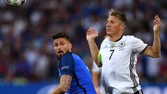 Olivier Giroud y Bastian Schweinsteiger.