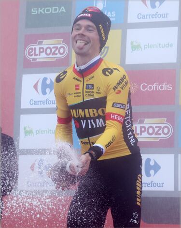 El esloveno Primo Roglic del equipo Jumbo-Visma gana en el Angliru.