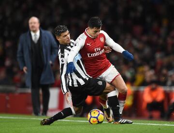 Rafa Benitez looks on as Arsenal's Alexis Sanchez vies for the ball with Newcastle's Deandre Yedlin.