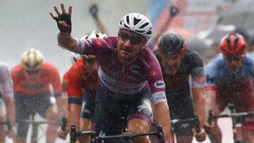 Elia Viviani gana la etapa 17 del Giro de Italia