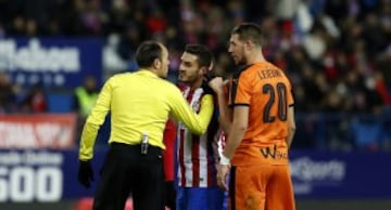 Koke protesta a Mateu Lahoz sobre el gol anulado a Savic.