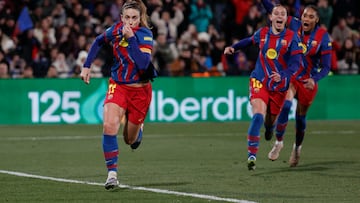 La jugadora del FC Barcelona, Alexia Putellas, celebra un gol con su equipo.