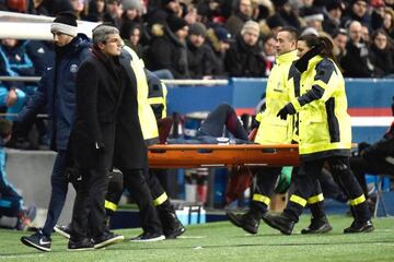 The sad sight of PSG's Neymar Jr leaving the field on the stretcher.