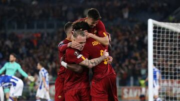 ROME, ITALY - MARCH 09: Stephan El Shaarawy of AS Roma celebrates with teammates after scoring the team's first goal during the UEFA Europa League round of 16 leg one match between AS Roma and Real Sociedad at Stadio Olimpico on March 09, 2023 in Rome, Italy. (Photo by Paolo Bruno/Getty Images)