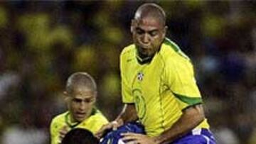 <b>BARRERA INFRANQUEABLE</B>. Ronaldo intentó de todas las maneras superar a la defensa colombiana.