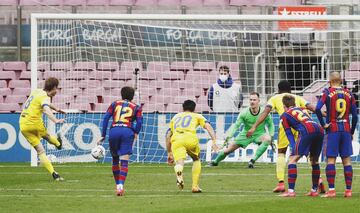 Barcelona 1-1 Cádriz | Lenglet derribó a Sobrino dentro del área y el colegiado pitó penalti. Álex Fernández engañó a Ter Stegen en su lanzamiento desde los once metros e igualó así el choque.