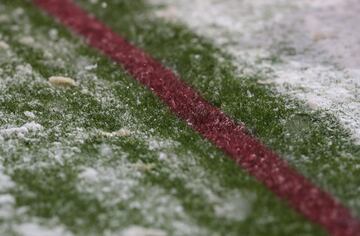 Un manto de nieve cubre el césped del estadio de Bérgamo.

