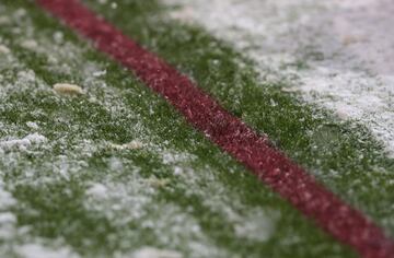 Un manto de nieve cubre el césped del estadio de Bérgamo.