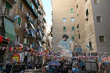 Turistas paseando por los murales de Diego Maradona en Quartieri Spagnoli, en el centro de Nápoles.