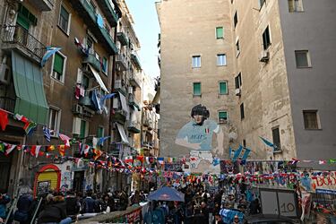 Turistas paseando por los murales de Diego Maradona en Quartieri Spagnoli, en el centro de Nápoles.