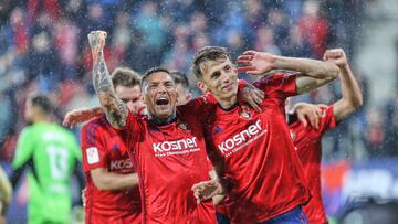 Budimir y Chimy Ávila celebran el primer gol del croata.