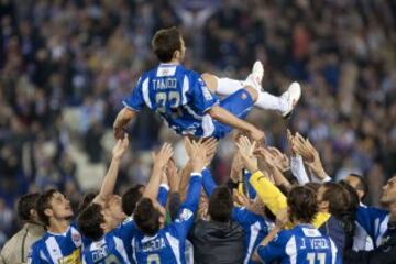 Despedida, 8 mayo 2010, Espanyol-Osasuna: Juega sus últimos minutos y al final del partido es manteado por sus compañeros.