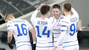 Soccer Football - Champions League - Group G - Dynamo Kyiv v Ferencvaros - NSC Olympiyskiy, Kyiv, Ukraine - December 8, 2020 Dynamo Kyiv&#039;s Denys Popov celebrates scoring their first goal with teammates REUTERS/Valentyn Ogirenko