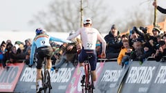 Wout Van Aert felicita a Mathieu van der Poel tras su victoria en los Mundiales de Ciclocross de Hoogerheide