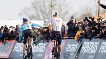 Wout Van Aert felicita a Mathieu van der Poel tras su victoria en los Mundiales de Ciclocross de Hoogerheide