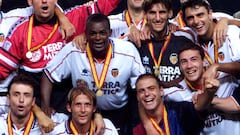 15/08/1999. Palop (arriba izquierda) se proclama campeón de la Supercopa de España al vencer en la final al Barcelona en el Camp Nou.