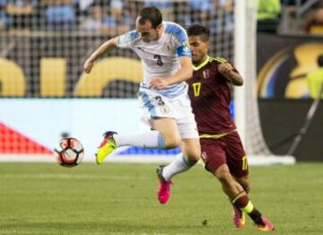 Diego Godin y Josef Martínez.